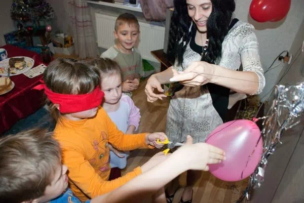 Мама проводит пиратский квест, дети выполняю одно из заданий - лопать шарики внутри которых записки с подсказками.
