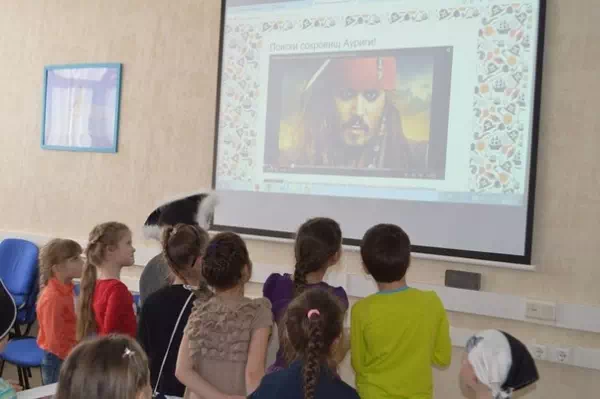 Дети в садике проходят Пиратский квест от ДокторКвест, получают задание от Джека Воробья на проекторе.