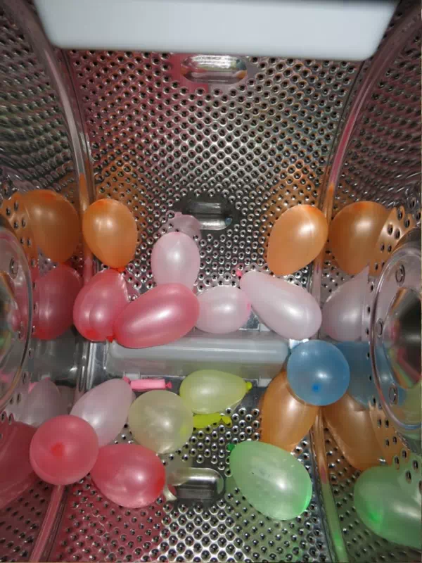 Воздушные шарики с разными конфетами спрятаны в стиральной машинке! В одном из шариков спрятана подсказка для одно из заданий квеста.