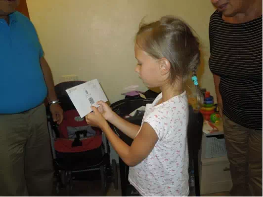 Маленькая девочка получила конверт с qr кодом ведущим на квест от сервиса ДокторКвест