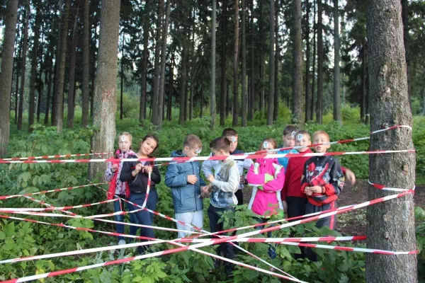 Дети в лесу выполняют задание квеста