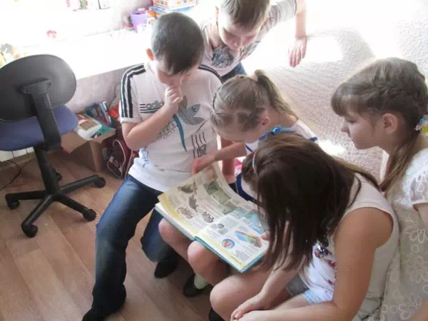 Дети ищут текст в книге указанный в задании квеста