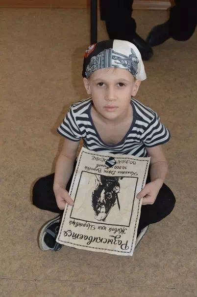Ребенок с объявлением об розыске Джека Воробья из пиратского квеста