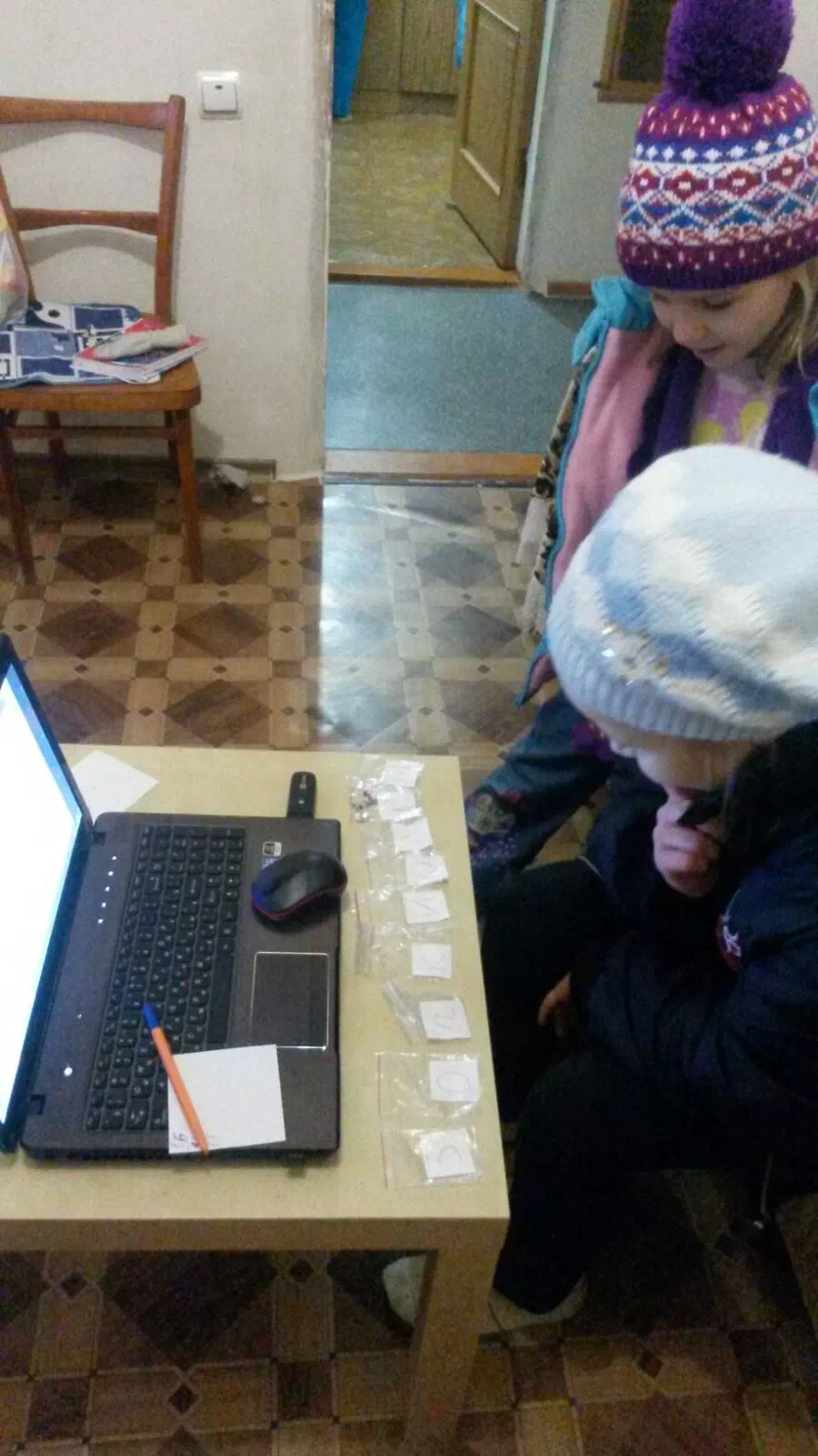 Дети разложили найденные записку с буквами и думают какое слово можно из него собрать
