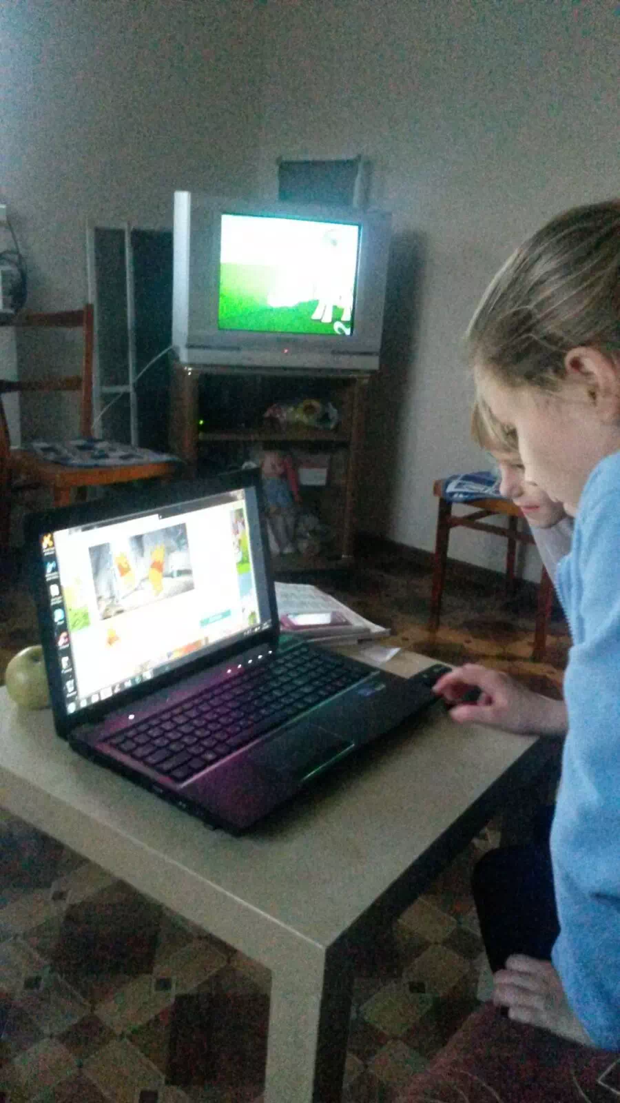 Девочки на ноутбуке смотрят задание домашнего квеста подготовленного своими руками