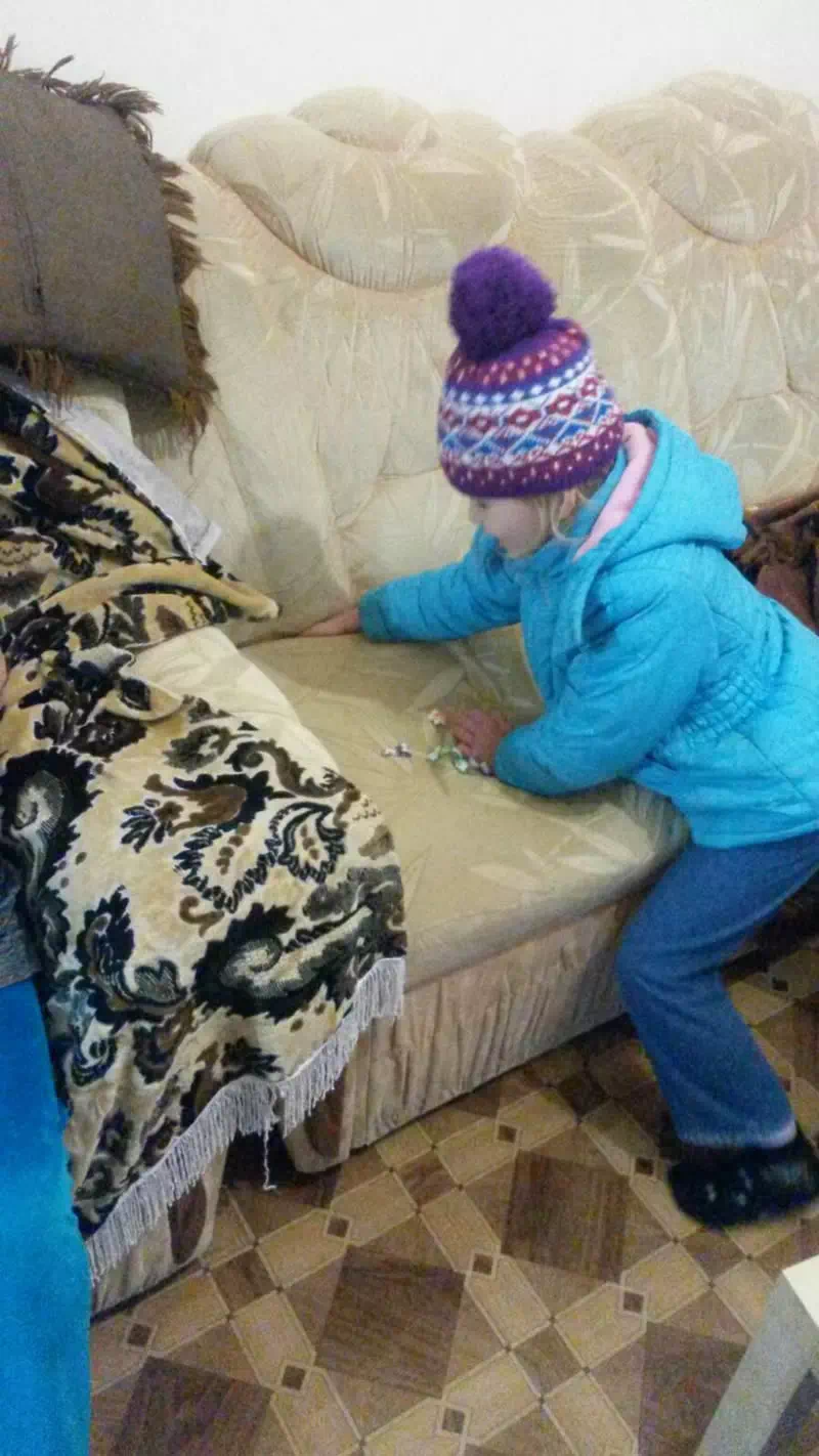 Дети ищут спрятанные записки внутри дивана