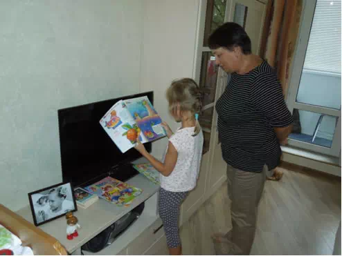 Маша с бабушкой читают новое задание квеста 