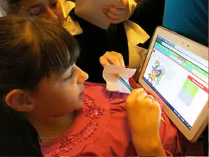 Дети разгадывают квест с помощью планшета