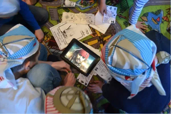 Дети смотрят обращение капитана Джека Воробья с заданием пиратского квеста