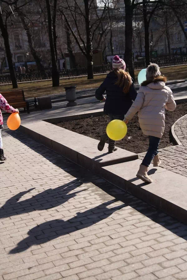 Девченки с шариками бегут к следующей точке