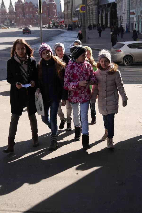 Детвора идет по Москве искать место с подсказкой квеста