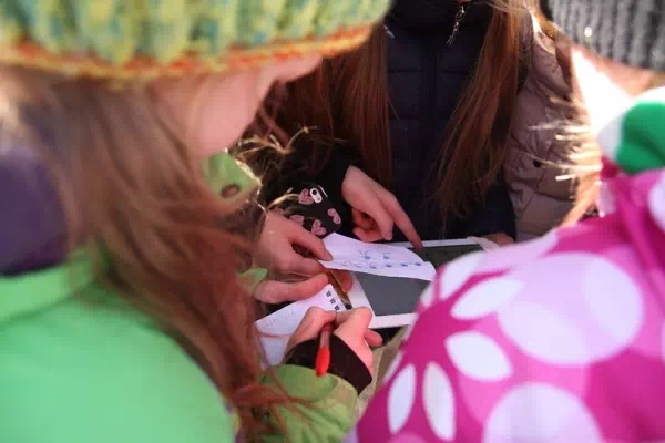 Девочки нашли записку и решают задание квеста