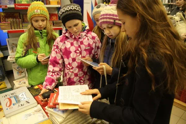 Девочки нашли книгу с помощью которой нужно расшифровать послание