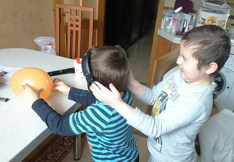 Дети выполняют задание квеста с шариками