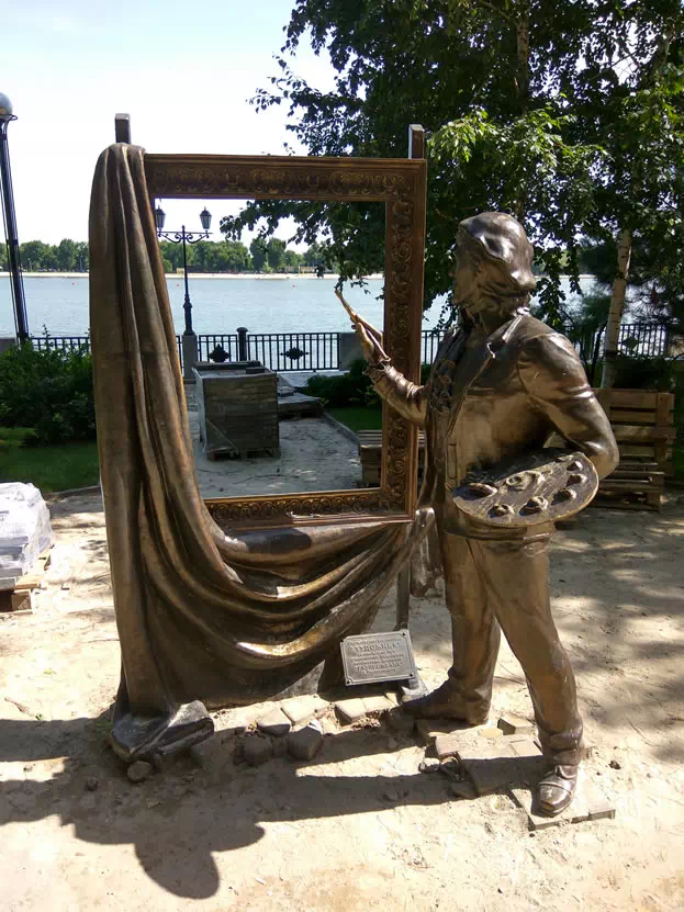 Скульптура с заданием городского квеста