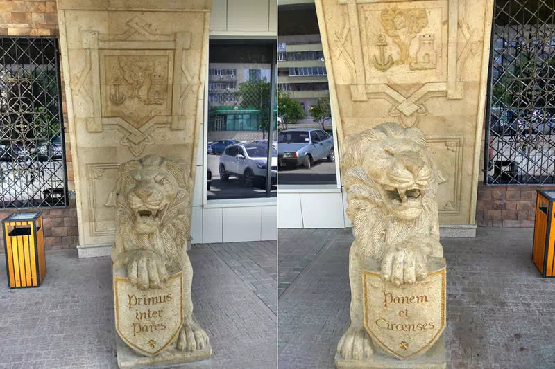 Скульптуры львов с щитами в городском квесте