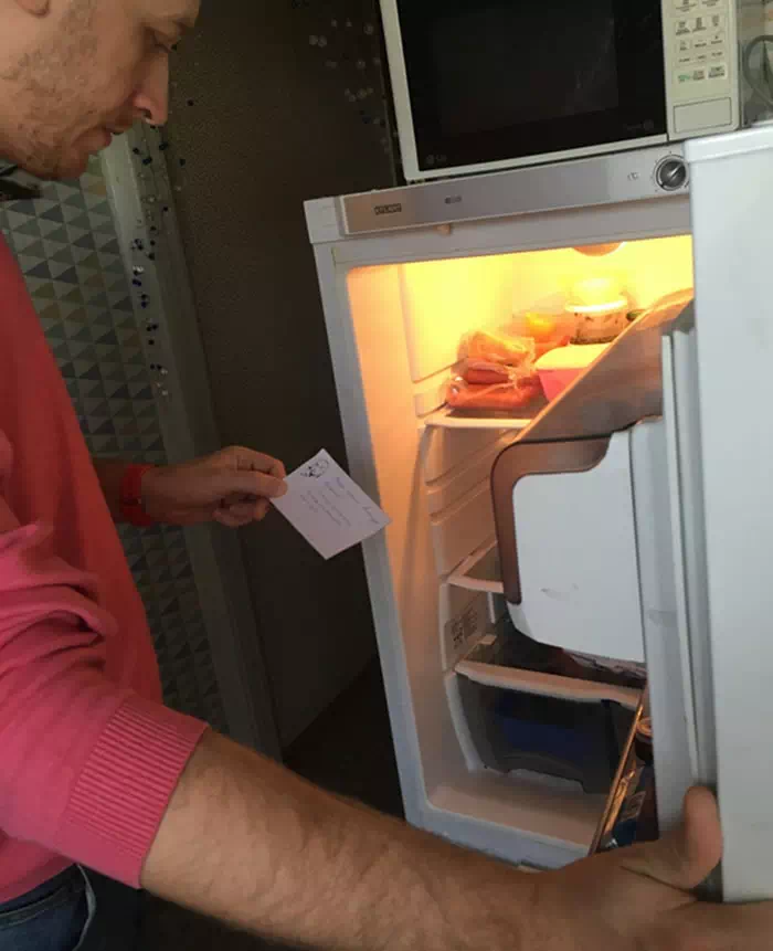 Муж ищет подсказку в холодильнике 