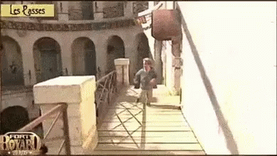 Паспарту бежит по форту с игроками на следующий уровень