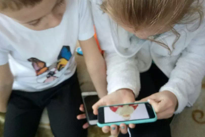 Девочка на телефоне смотрит видео с дедом морозом из новогоднего квеста