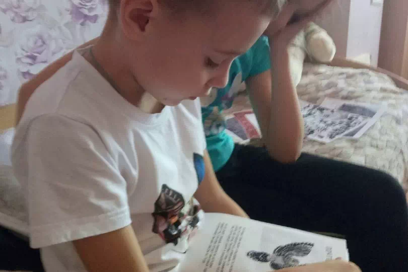 Мальчик читает волшебную книгу для прохождения новогоднего квеста