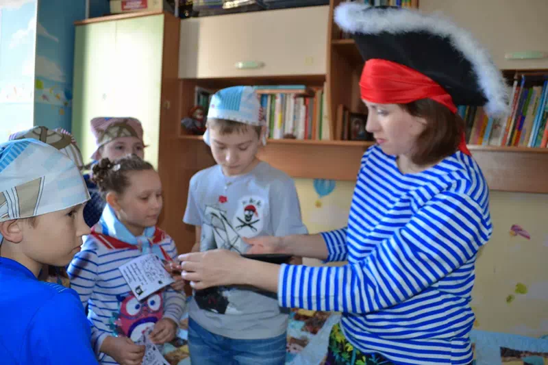 Детям вручают планшет с пиратским квестом - чтобы пройдя квест получить подарок