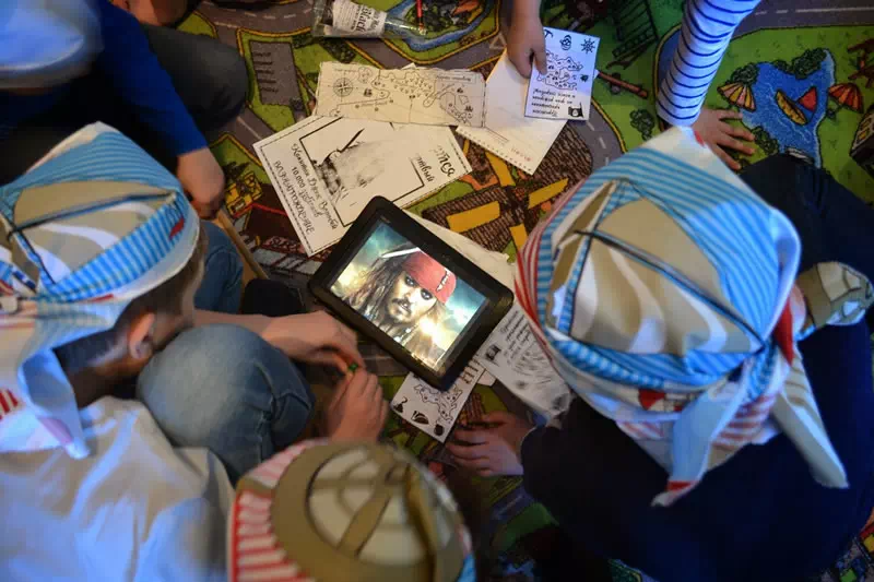 Дети смотрят видео с заданием от Джека Воробья