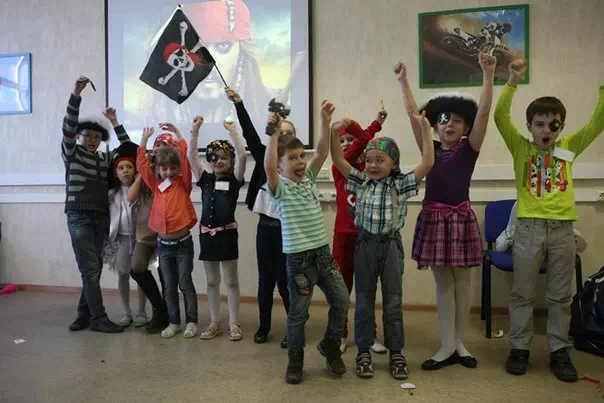 Дети радуются пройдя пиратский квест от Джека Воробья