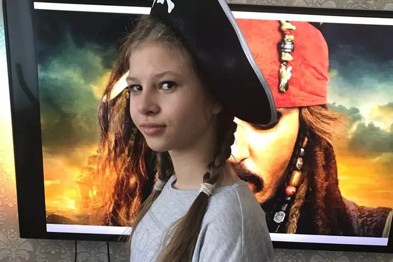 Девочка в пиратской шапке играте в квест от ДокторКвест в пиратском стиле