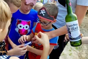 Дети нашли бутылку с посланием от капитана Моргана