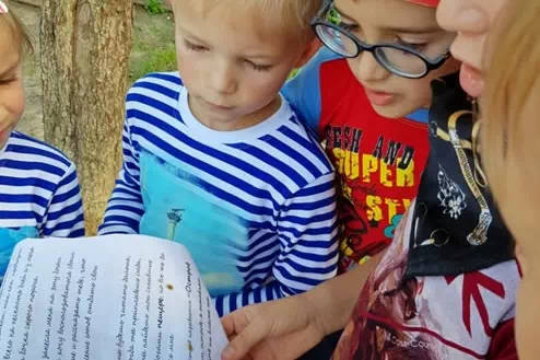 Дети читают письмо капитана Моргана