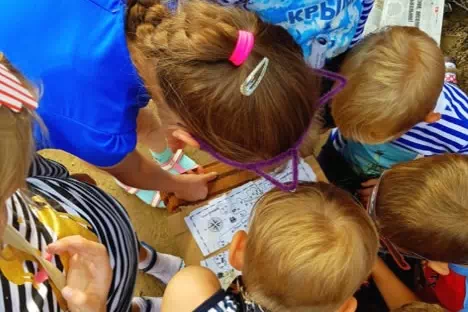 Дети собирают пиратскую карту для пиратского квеста